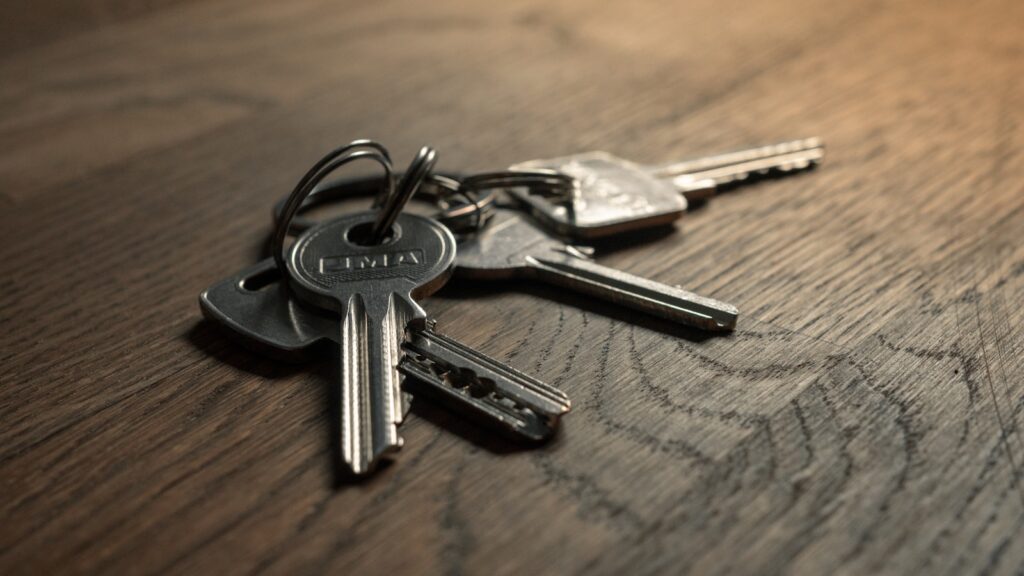 a bunch of keys sitting on top of a wooden table